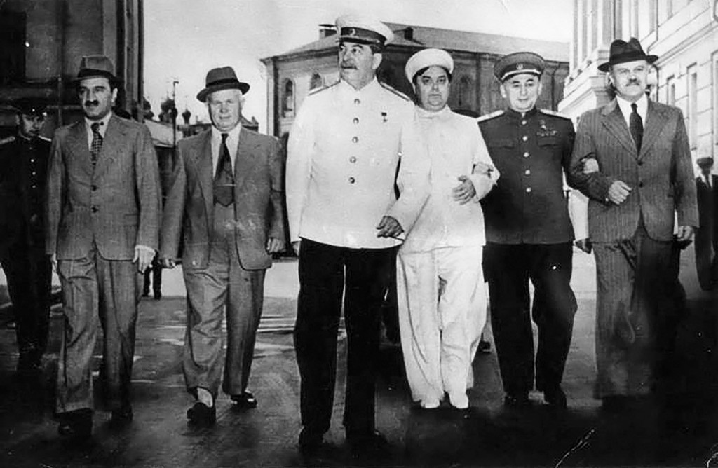 Stalin s inner circle during the last years of his reign Anastas Mikoyan, Nikita Khrushchev, Joseph Stalin, Georgy Malenkov, Lavrenty Beria, Vyacheslav Molotov.jpg